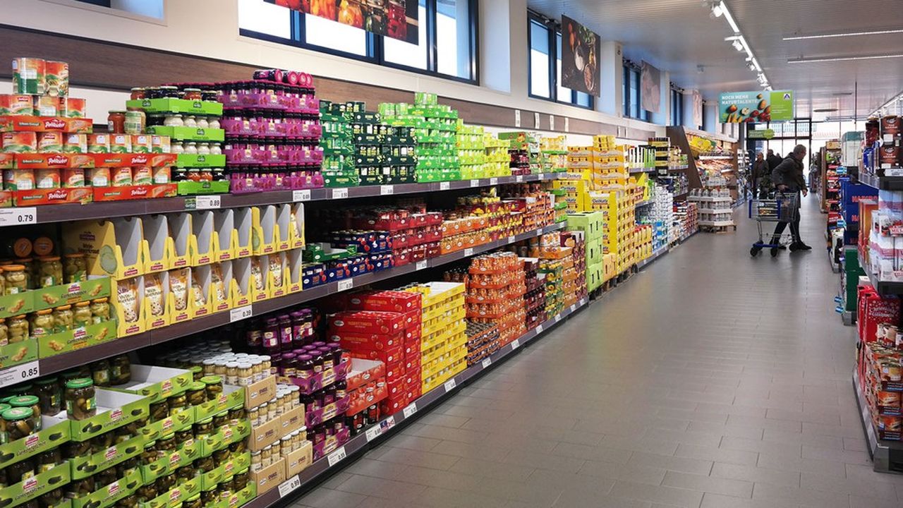 Les allées d'un supermarché Aldi en Allemagne, à Emlichheim (Basse-Saxe). En Allemagne, les parts de marché des groupes Aldi et Schwarz (Lidl, Kaufland) se sont élevées à respectivement 11,3 % et 18,4 % en 2023.