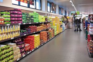Les allées d'un supermarché Aldi en Allemagne, à Emlichheim (Basse-Saxe). En Allemagne, les parts de marché des groupes Aldi et Schwarz (Lidl, Kaufland) se sont élevées à respectivement 11,3 % et 18,4 % en 2023.