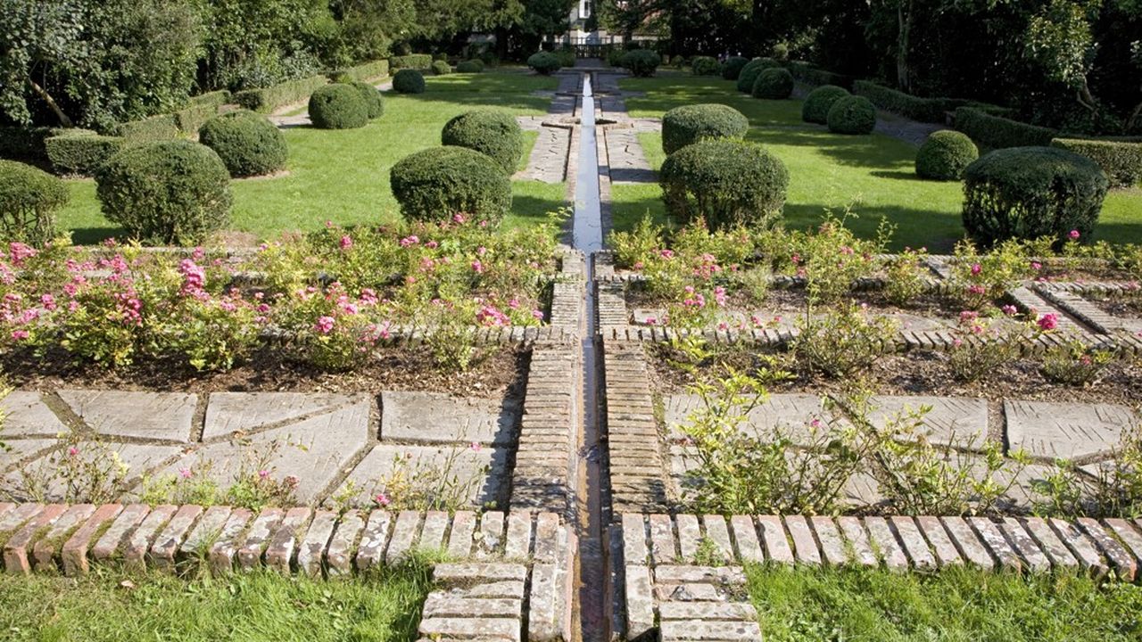 Conçu en 1924 par l'architecte paysagiste Joseph Marrast, le jardin est protégé au titre des monuments historiques depuis 1997