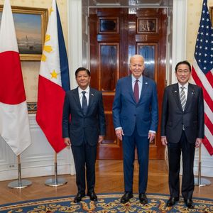 Réunis en sommet à Washington, le président philippin, Ferdinand Marcos Jr., le président américain, Joe Biden, et le Premier ministre japonais, Fumio Kishida, ont fermement condamné les opérations agressives de Pékin en mer de Chine.