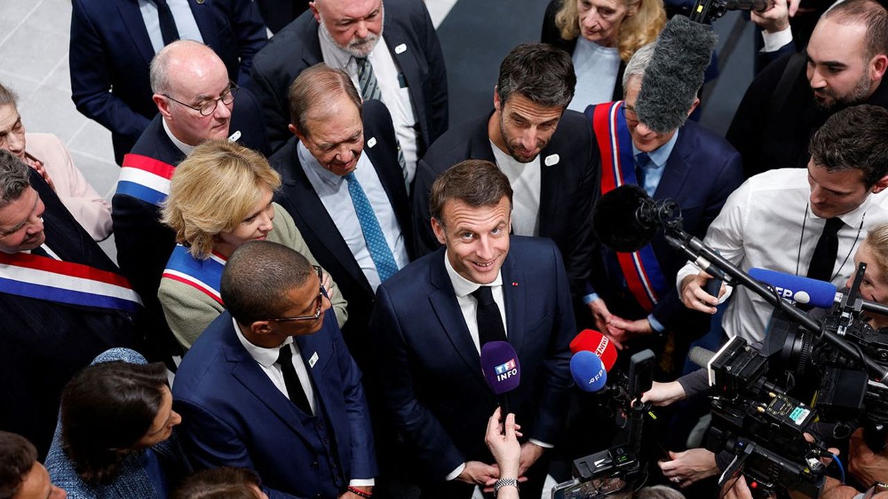 Emmanuel Macron lors de l'inauguration du Centre aquatique olympique à Saint-Denis, le 4 avril.