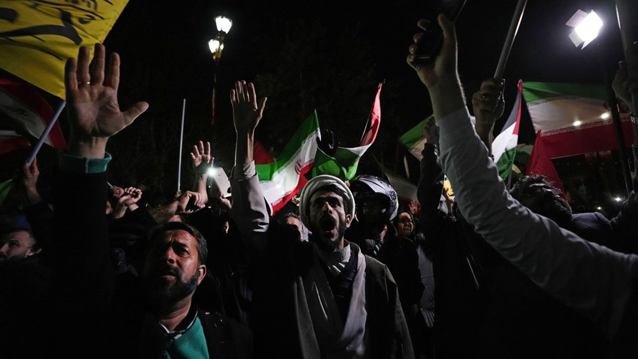 Des manifestants iraniens devant l'ambassade britannique à Téhéran, le 14 avril 2024.