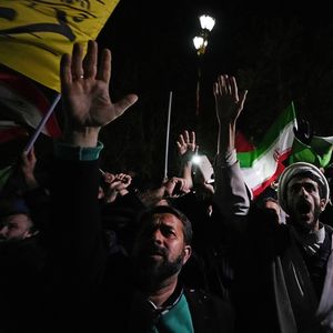 Des manifestants iraniens devant l'ambassade britannique à Téhéran, le 14 avril 2024.