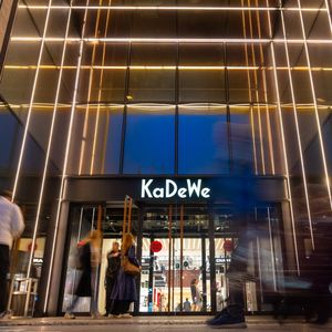 La façade du magasin KaDeWe à Berlin. Environ 50.000 personnes fréquentent chaque jour le magasin de luxe.