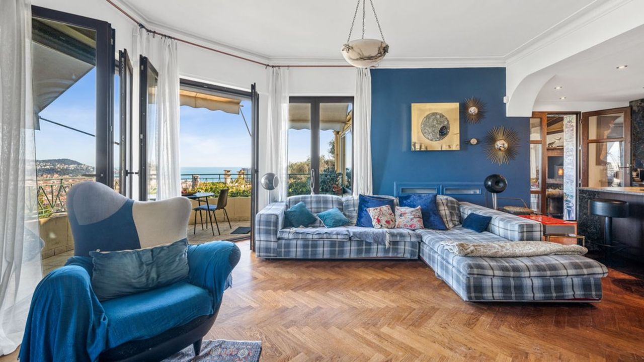 La vue panoramique de cette villa art déco sur la mer, Nice et les collines offrent un cadre privilégié.
