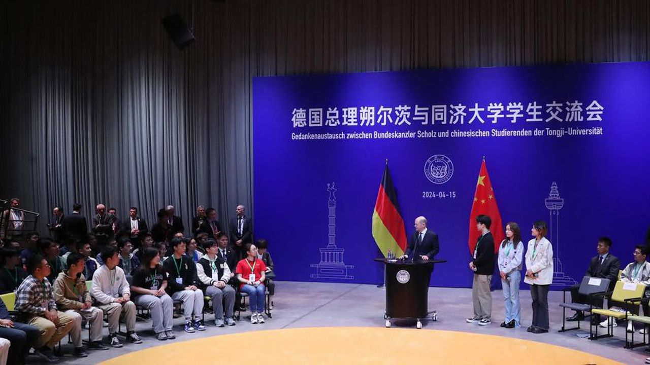 Lors de son deuxième jour de voyage en Chine, le chancelier allemand a échangé avec des étudiants de la prestigieuse université Tongji, de Shanghai.