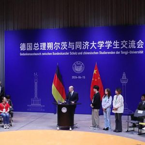 Lors de son deuxième jour de voyage en Chine, le chancelier allemand a échangé avec des étudiants de la prestigieuse université Tongji, de Shanghai.
