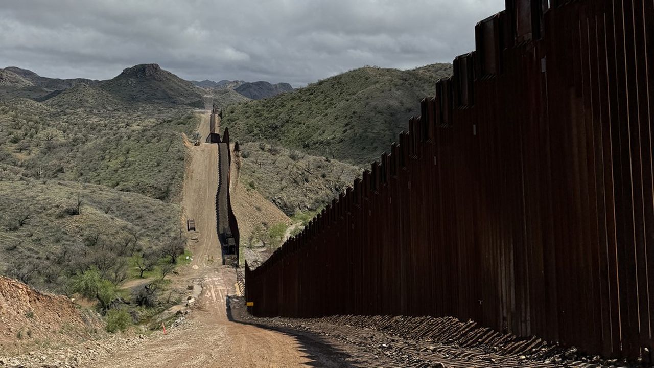 Le mur de Donald Trump, en Arizona, ne dissuade pas les migrants : il est miné par l'érosion, scié par les passeurs, escaladé, et il s'arrête abruptement.
