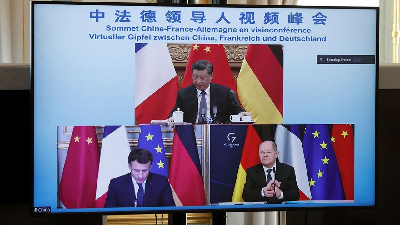 Le président français, Emmanuel Macron (à gauche), le chancelier allemand, Olaf Scholz (à droite), et le président chinois, Xi Jinping (en haut), participant à une vidéoconférence pour discuter de la guerre en Ukraine, le 8 mars 2022.