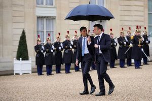 Emmanuel Macron et le Premier ministre du Royaume-Uni, Rishi Sunak, à l'issue du sommet franco-britannique, à l'Elysée, le 10 mars 2023.