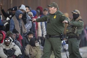 Dans l'Arizona, la Border Patrol américaine face aux migrants à la frontière mexicaine. La zone de Tucson, en Arizona, concentre désormais 35 % des flux migratoires en provenance du Mexique, contre 16 % en 2019.