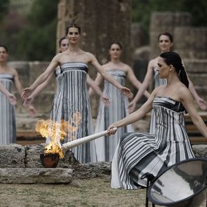 Comme pour chaque édition des Jeux, la flamme olympique a été allumée à Olympie, en Grèce.