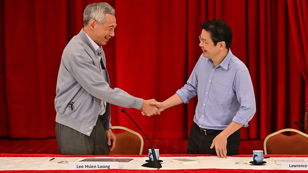 Le Premier ministre singapourien, Lee Hsien Loong, à gauche, va laisser son poste, le 15 mai prochain, à Lawrence Wong, l'actuel numéro deux de son gouvernement.
