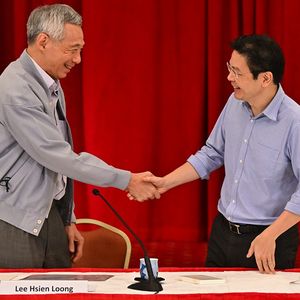 Le Premier ministre singapourien, Lee Hsien Loong, à gauche, va laisser son poste, le 15 mai prochain, à Lawrence Wong, l'actuel numéro deux de son gouvernement.