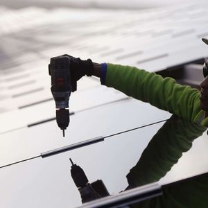 Pour leur transition vers une économie décarbonée, comme ici en Afrique du Sud où l'on monte des panneaux solaires, les financements doivent de démultiplier.