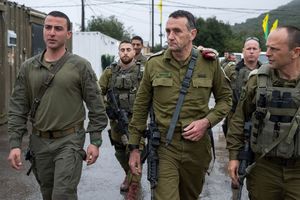 « Israël va riposter », a prévenu le général Herzi Halevi, chef d'état-major de l'Etat hébreu, au centre sur la photo.