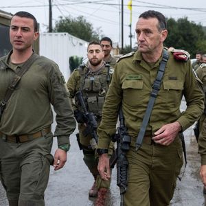« Israël va riposter », a prévenu le général Herzi Halevi, chef d'état-major de l'Etat hébreu, au centre sur la photo.