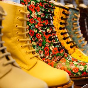 La marque de célèbres chaussures orthopédiques aux épaisses semelles caoutchoutées pâtit depuis des mois de moindres dépenses de consommations aux Etats-Unis.