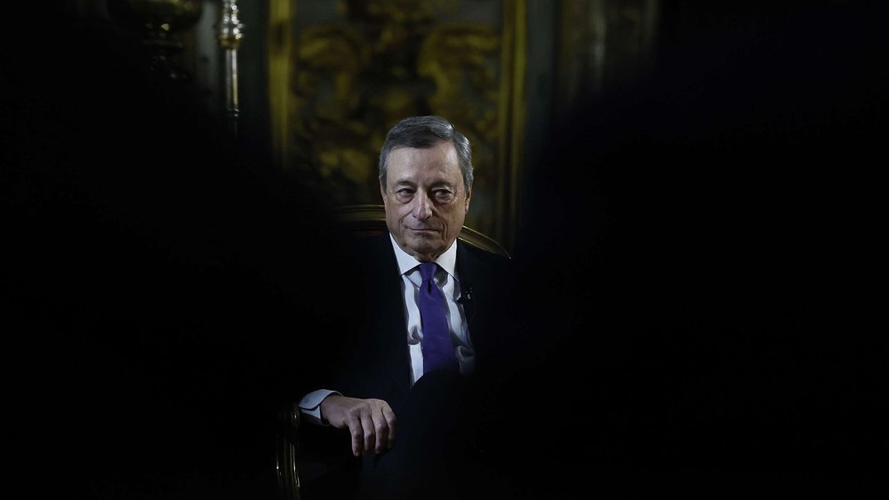 Mario Draghi, 76 ans, gouverneur de la Banque d'Italie de 2006 à 2011, président de la BCE de 2011 à 2019, président du Conseil italien en 2021-2022, jouit d'une grande autorité morale sur la scène européenne.