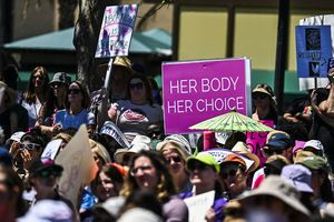 Des militantes pro avortement participent au « Rallye pour notre liberté » pour protéger le droit à l'avortement, à Orlando le 13 avril 2024.