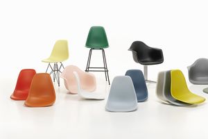 Les «Plastic Chairs» de Charles et Ray Eames, rééditées par Vitra en plastique recyclé.
