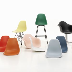 Les «Plastic Chairs» de Charles et Ray Eames, rééditées par Vitra en plastique recyclé.