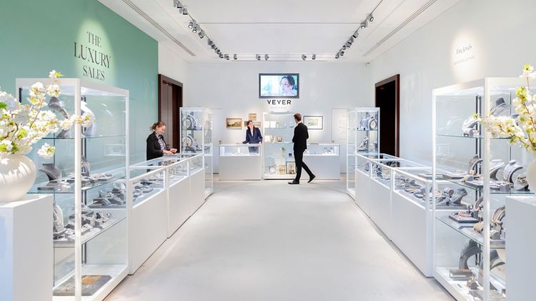 Présentation avec Vever Heritage d'une collection de 34 bijoux et objets d'archives par Sotheby's.