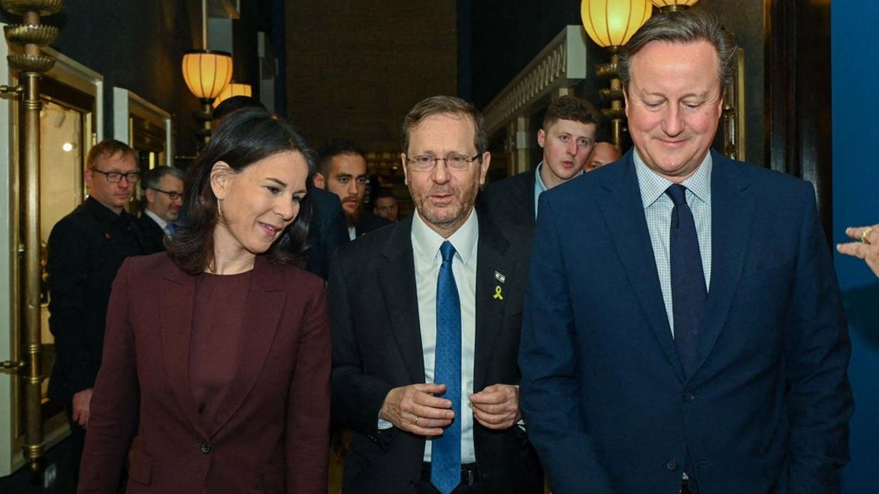 Annalena Baerbock et David Cameron, ministres des Affaires étrangères allemande et britannique, avec le président israélien Isaac Herzog (au centre), mercredi. Les deux ministres ont adressé un appel à la modération à l'Etat hébreu.