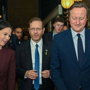 Annalena Baerbock et David Cameron, ministres des Affaires étrangères allemande et britannique, avec le président israélien Isaac Herzog (au centre), mercredi. Les deux ministres ont adressé un appel à la modération à l'Etat hébreu.