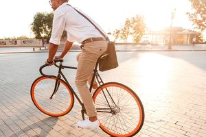Le vélo est encore peu utilisé par les salariés pour leur trajet domicile travail. 72,5 % d'entre eux effectuent ce trajet en voiture, selon l'enquête mobilité des personnes publiée en 2021.