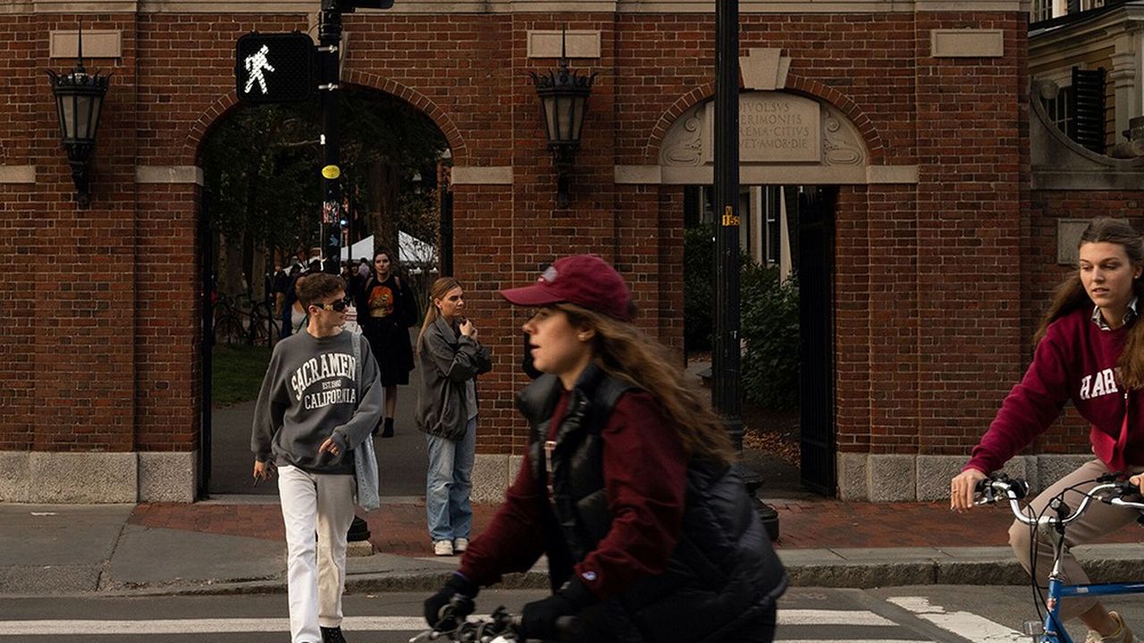 Un des accès au Harvard Yard, coeur battant de l'université aux briques rouges emblématiques, sur Harvard Square.