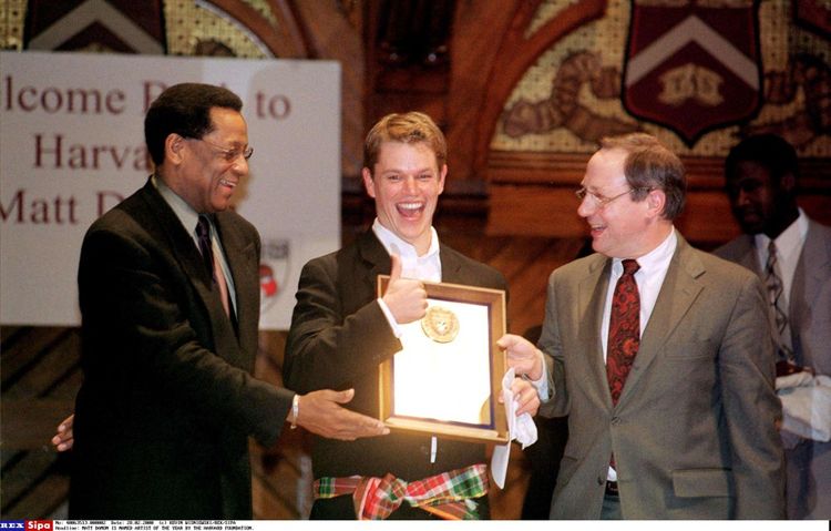 Le président de l'université d'Harvard, Neil Rudenstine, et le directeur de la fondation universitaire, Dr. Allen Counter, remettent le prix de l'Artiste de l'année à Matt Damon, en 2000.