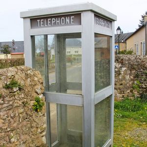 Le développement du téléphone portable a conduit à la disparition progressive des cabines téléphoniques.
