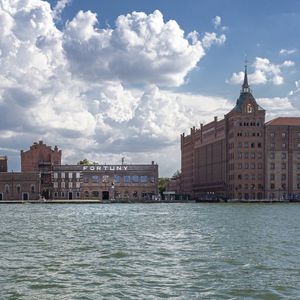 les bâtiments Oficine 800 et Fortuny hébergeant l'exposition Buccellati à Venise Giudecca
