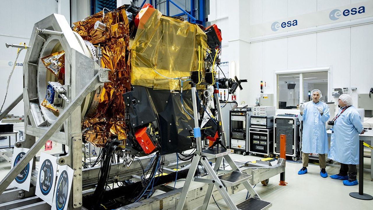 La sonde Hera dans une salle blanche du Centre européen de recherche et de technologie spatiales (ESTEC).