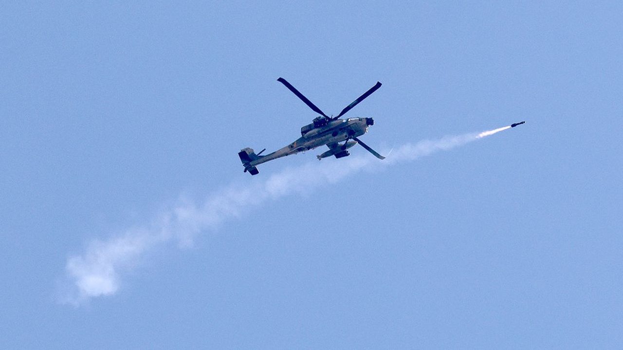 Hélicoptère israélien tirant un missile. En cas de guerre, Israël part largement favori face à l'Iran.