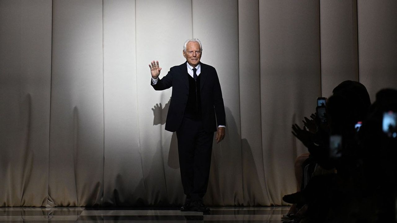 Giorgio Armani au final du défilé haute couture Armani Privé 2023-2024 présenté à Paris le 4 juillet 2023.