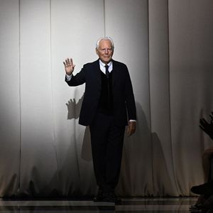 Giorgio Armani au final du défilé haute couture Armani Privé 2023-2024 présenté à Paris le 4 juillet 2023.