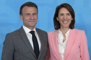 Emmanuel Macron et Valérie Hayer, qui mène la liste de la majorité présidentielle aux européennes, le 17 avril.