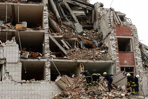 Des sauveteurs interviennent dans les décombres d'un immeuble frappé, le 17 avril, par un missile russe dans la ville de Tchernihiv.