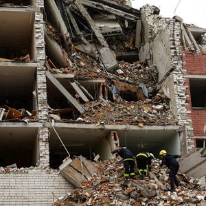 Des sauveteurs interviennent dans les décombres d'un immeuble frappé, le 17 avril, par un missile russe dans la ville de Tchernihiv.