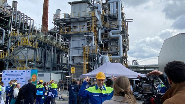 Le patron de BASF, Martin Brudermüller, dévoile l'installation pilote sur le site de Ludwigshafen. Les deux fours électriques traitent 4 tonnes d'hydrocarbures par heure et consomment une puissance de 6 mégawatts.