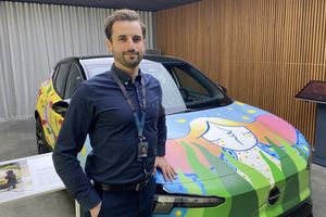 Florian est acheteur de logiciels embarqués au sein du siège social de Volvo Cars, en Suède.