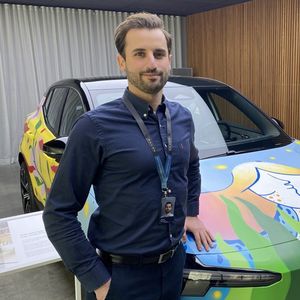 Florian est acheteur de logiciels embarqués au sein du siège social de Volvo Cars, en Suède.