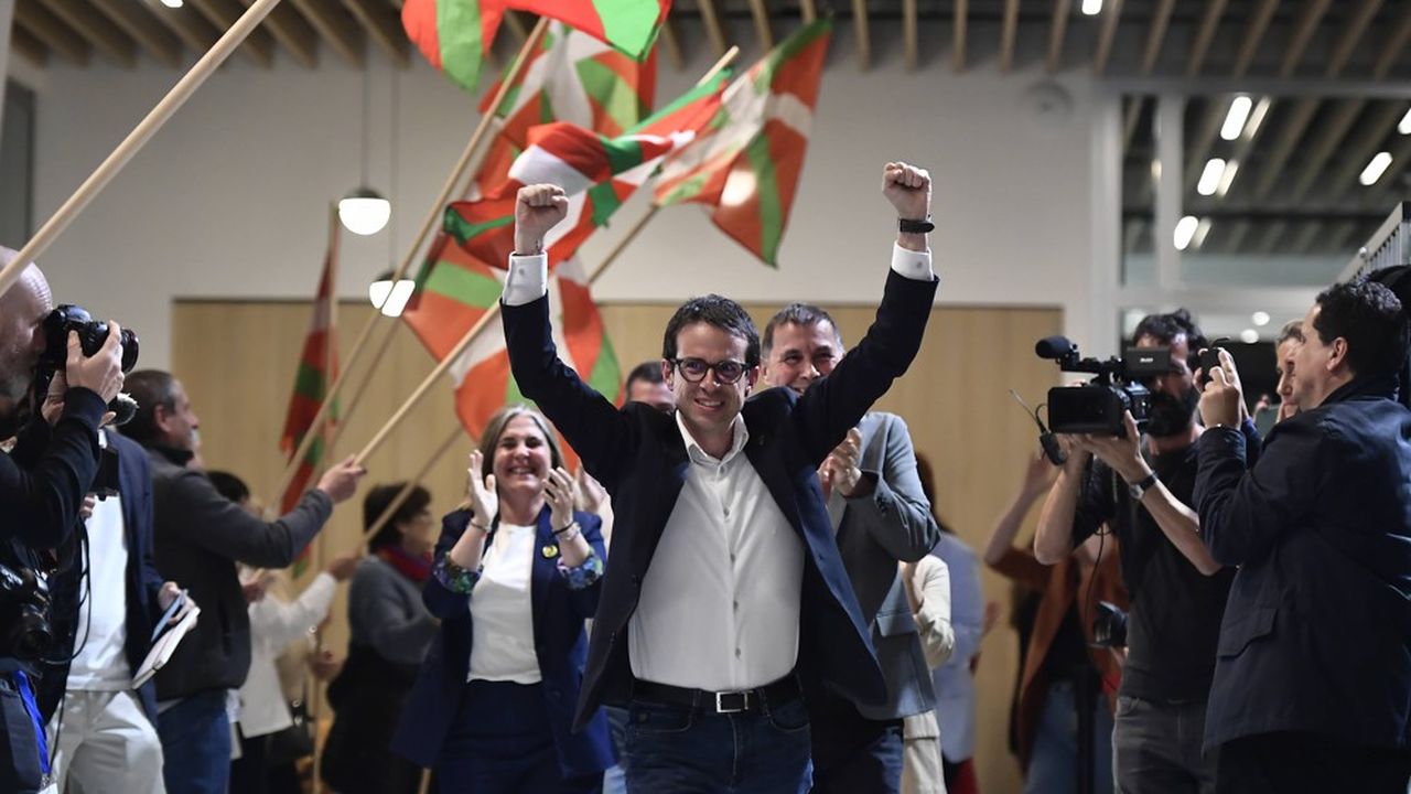 Pello Otxandiano, le candidat d'EH-Bildu, célèbre les résultats des élections régionales basques à Bilbao, dimanche 21 avril 2024. Derrière lui, Arnaldo Otegi, ancien leader de Batasuna, qui fut le bras politique de l'ETA.