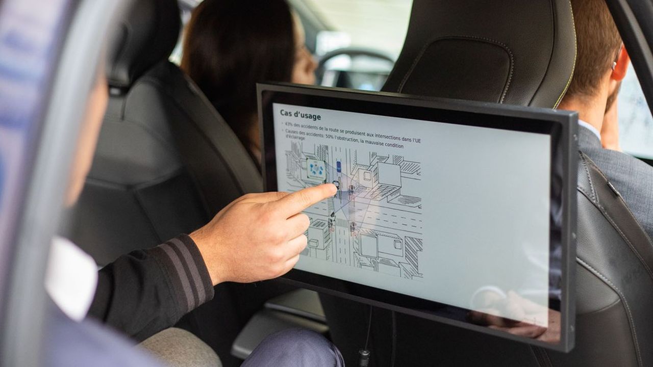 Prototype d'écran de conduite développé dans le cadre du projet 5G Open Road du pôle Systematic, un programme européen d'assistance à la conduite de véhicules automatisés et connectés.