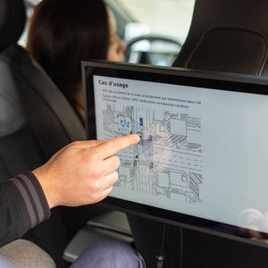 Prototype d'écran de conduite développé dans le cadre du projet 5G Open Road du pôle Systematic, un programme européen d'assistance à la conduite de véhicules automatisés et connectés.