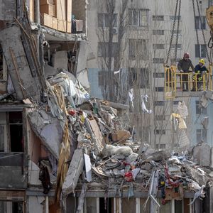 Immeubles détruits à Odessa. Les pertes les plus importantes se concentrent dans le secteur du logement, avec 59,9 milliards de dollars, selon le rapport.