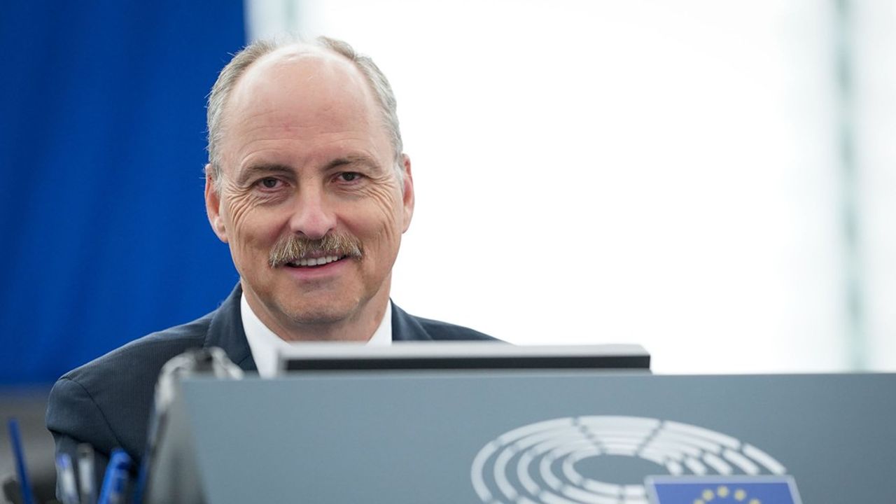 Klaus Welle, chrétien-démocrate allemand de 59 ans, a été secrétaire général du Parlement européen de mars 2009 à décembre 2022. Il avait été auparavant chef de cabinet du président de l'Assemblée, Hans-Gert Pöttering (PPE, chrétien-démocrate). Il est aujourd'hui au centre Martens, le think tank du PPE.
