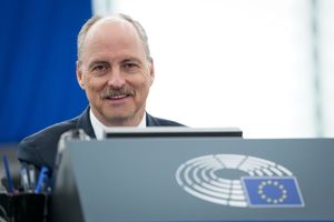 Klaus Welle, chrétien-démocrate allemand de 59 ans, a été secrétaire général du Parlement européen de mars 2009 à décembre 2022, soit pendant presque 14 ans. Il avait été auparavant chef de cabinet du président de l'Assemblée, Hans-Gert Pöttering (PPE, chrétien-démocrate). Il est aujourd'hui au centre Martens, le think tank du PPE.